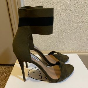 STEVE MADDEN SIZE 8 GREEN ANKLE HEELS